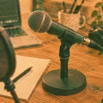 Microphone filaire dynamique sur pied, câble XLR au studio